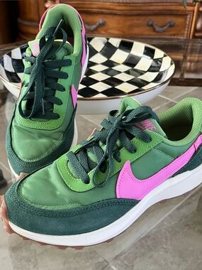 Nike Waffle Debut Sneakers Women's 6 Green Pink Athletic Shoes with box